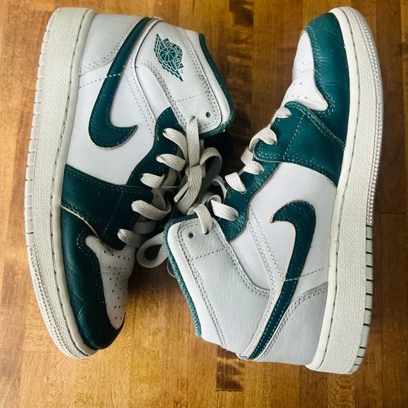 Air Jordan 1 Mid SE Size 3.5Y - Picture 3 of 4